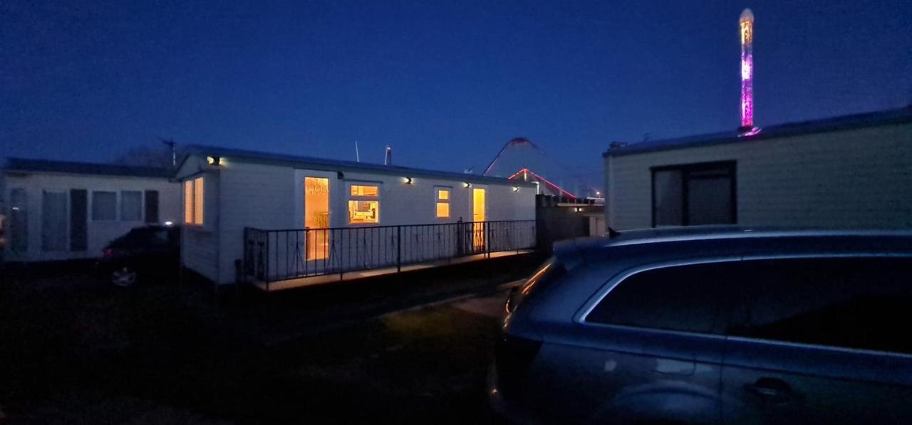 Staycation Opposite Fantasy Island Ingoldmells Exterior foto